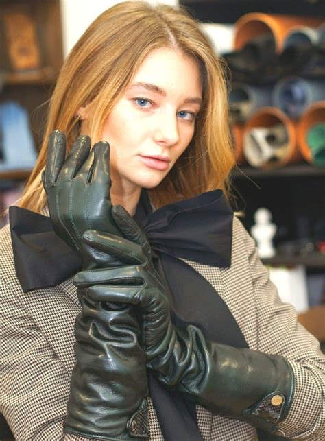 14,563 Women Wearing Leather Gloves .